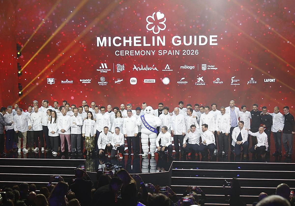 Foto de familia de los galardonados durante la gala de entrega de las Estrellas Michelín 2026, este martes en Málaga.
