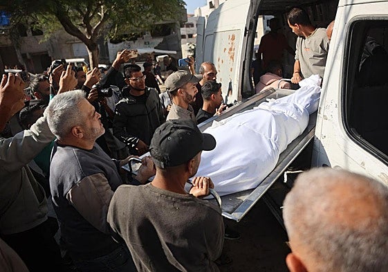 Amigos y familiares trasladan el cuerpo de un palestino fallecido en un ataque israelí en Gaza.