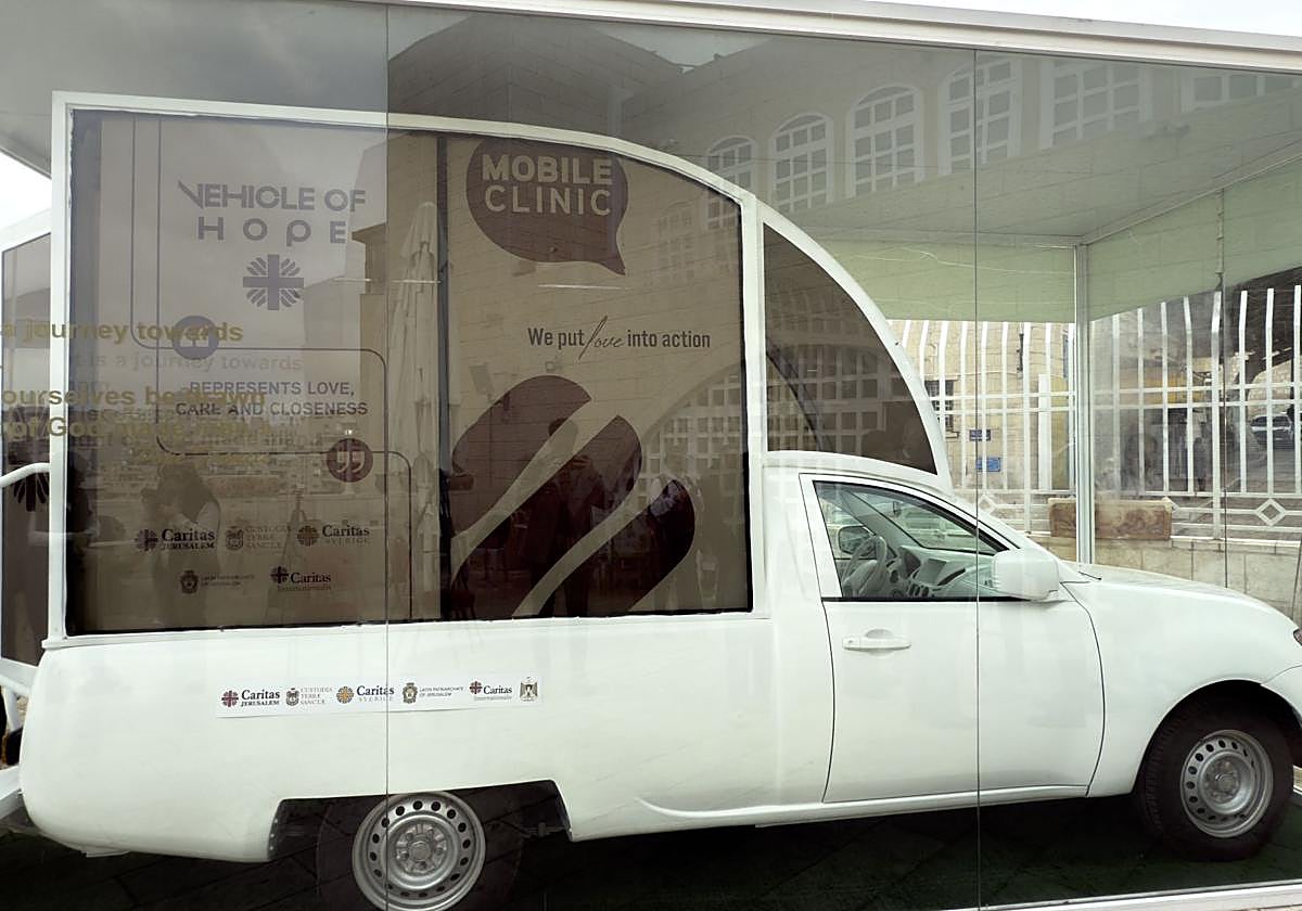 El papamóvil convertido en clínica itinerante este martes en Belén.