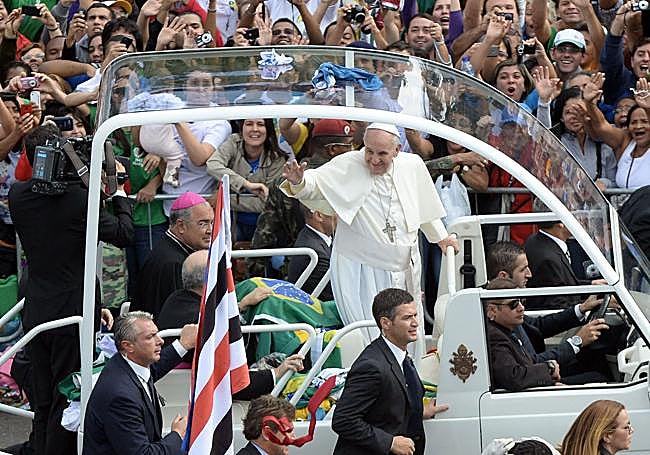 Francisco saluda desde el papamóvil durante un viaje en el extranjero.