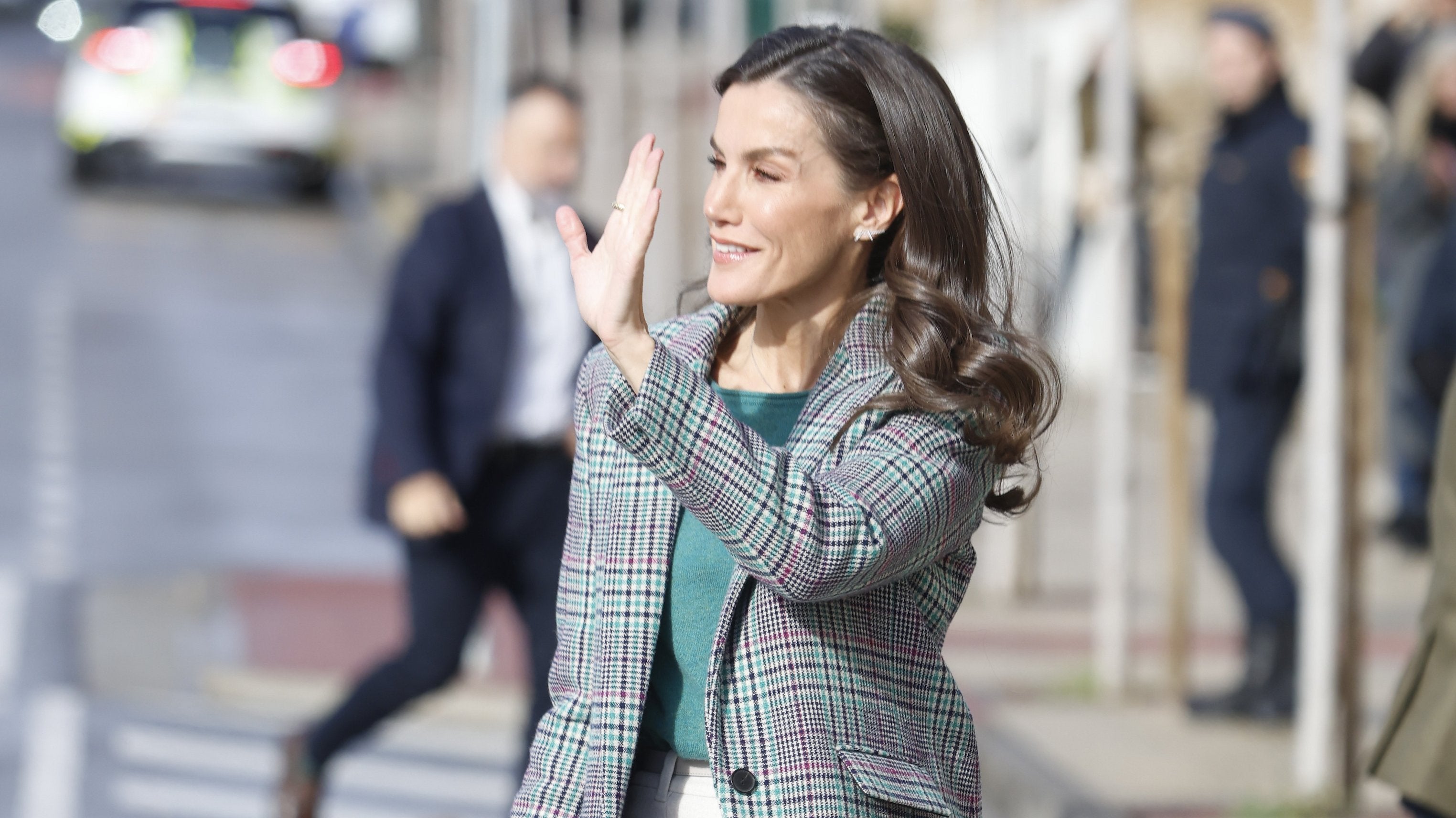 Letizia apuesta en Tudela por colores claros en su look más invernal: chaqueta de Sandro y el bolso más original