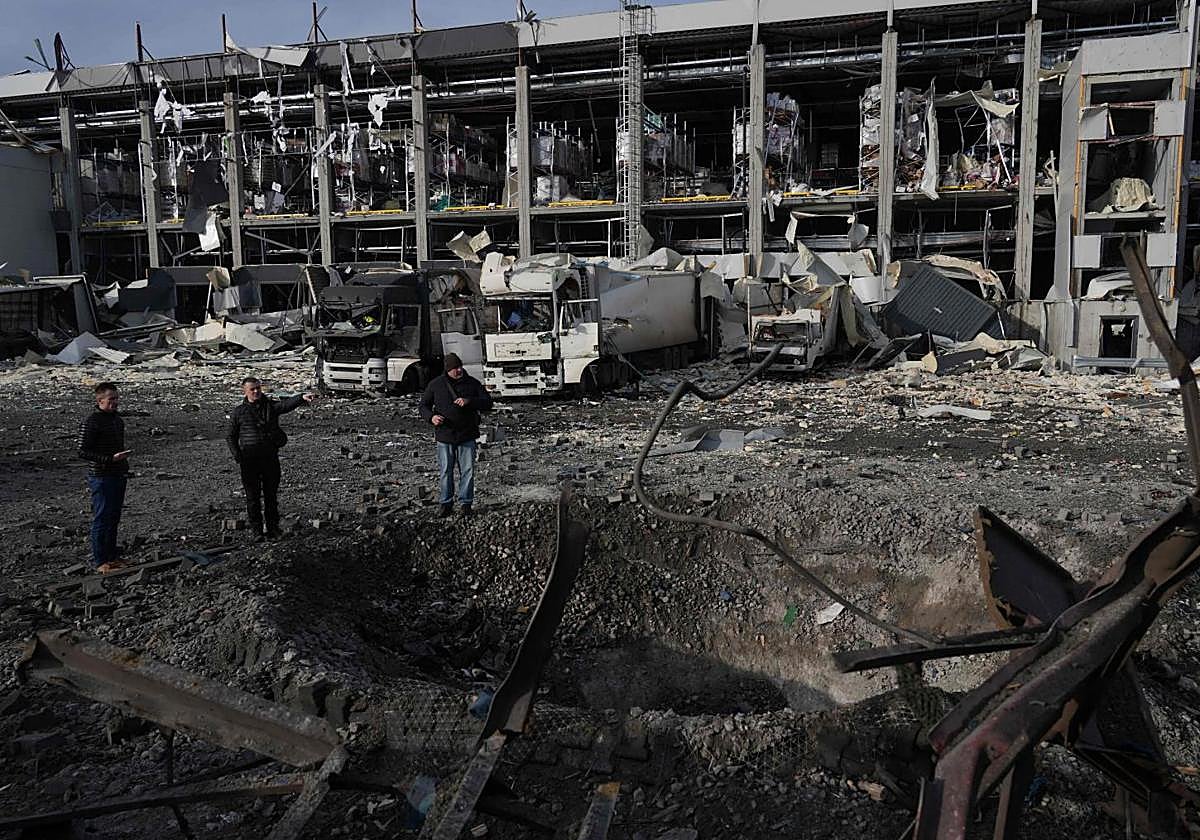 Cráter creado por un proyectil ruso en Kiev.