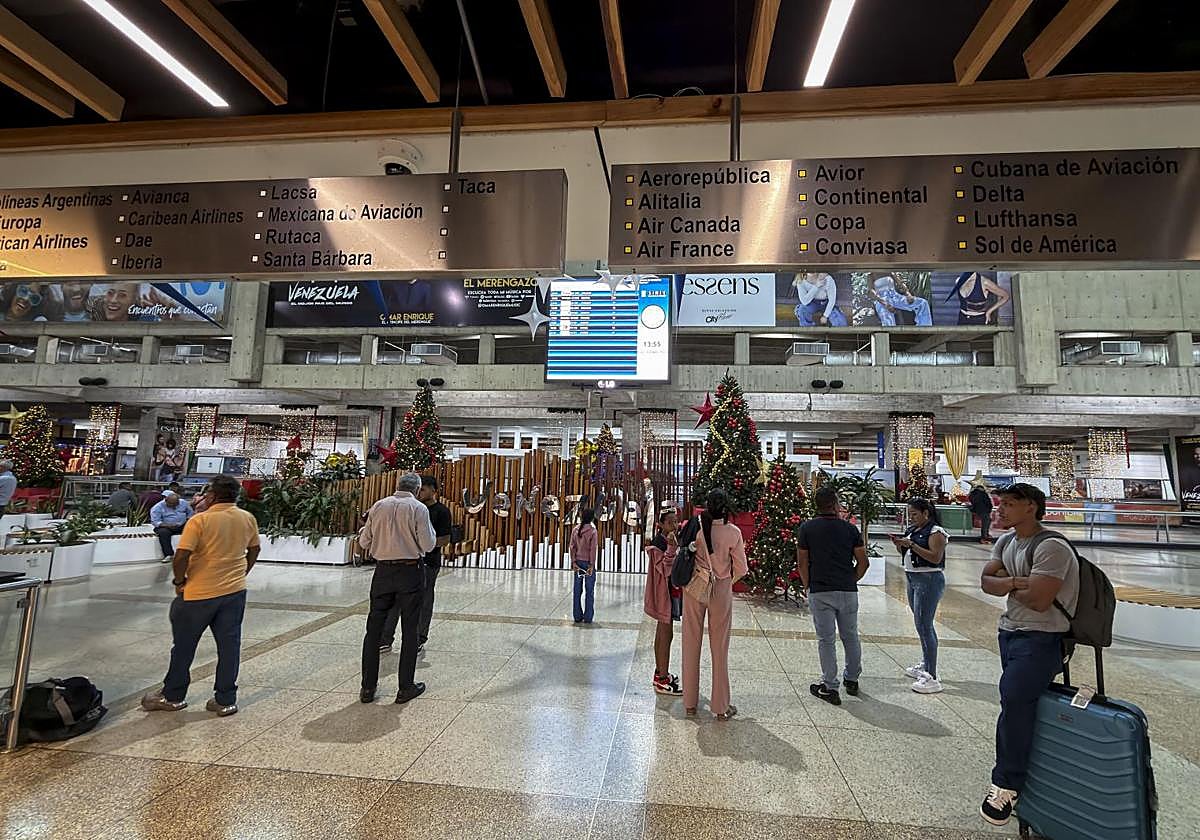 Viajeros varados viajeros en el aeropuerto internacional Simón Bolívar, en Caracas, tras suspender sus vuelos varias compañías.