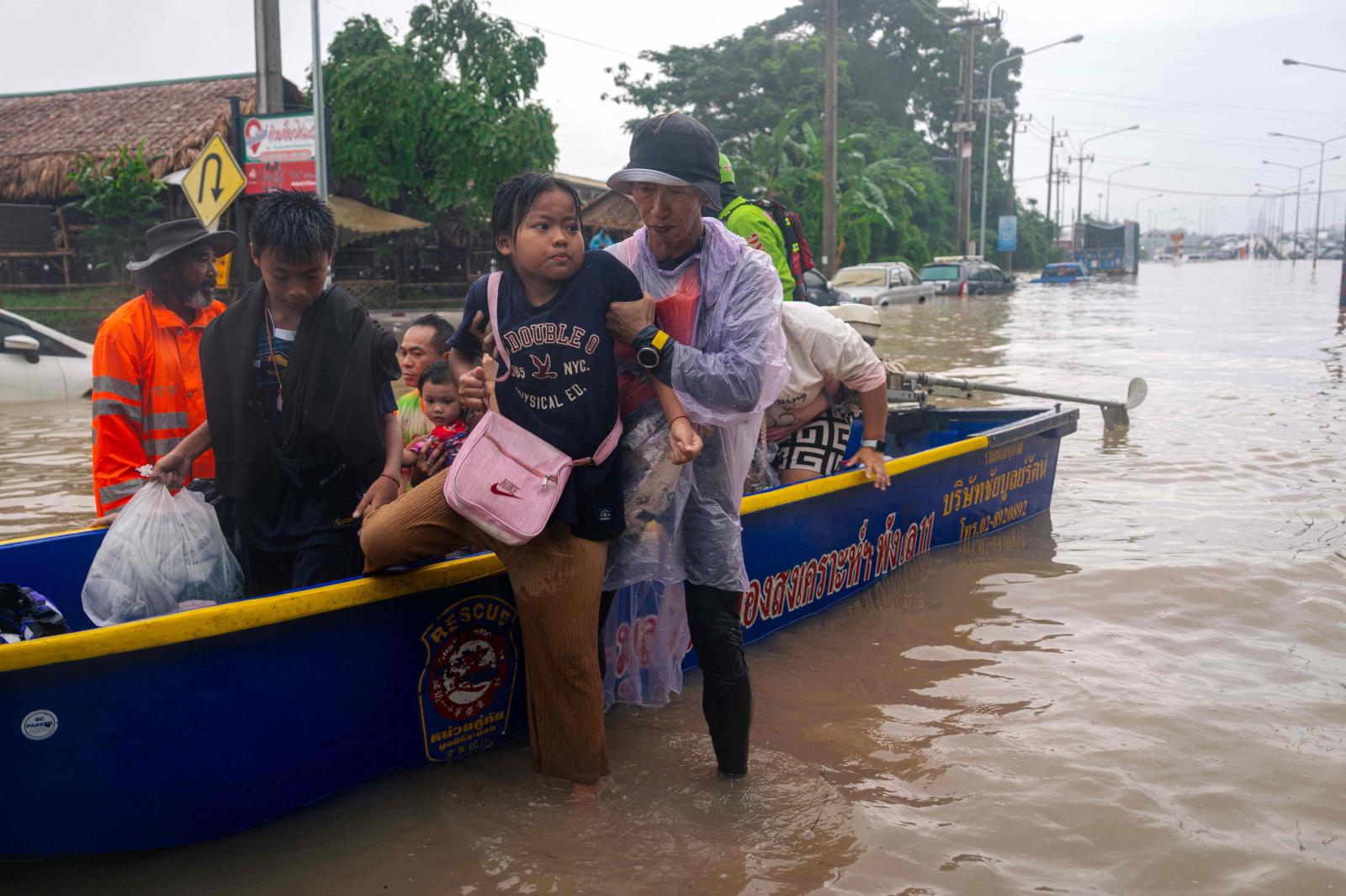 El sur de Tailandia lucha contra unas inundaciones históricas