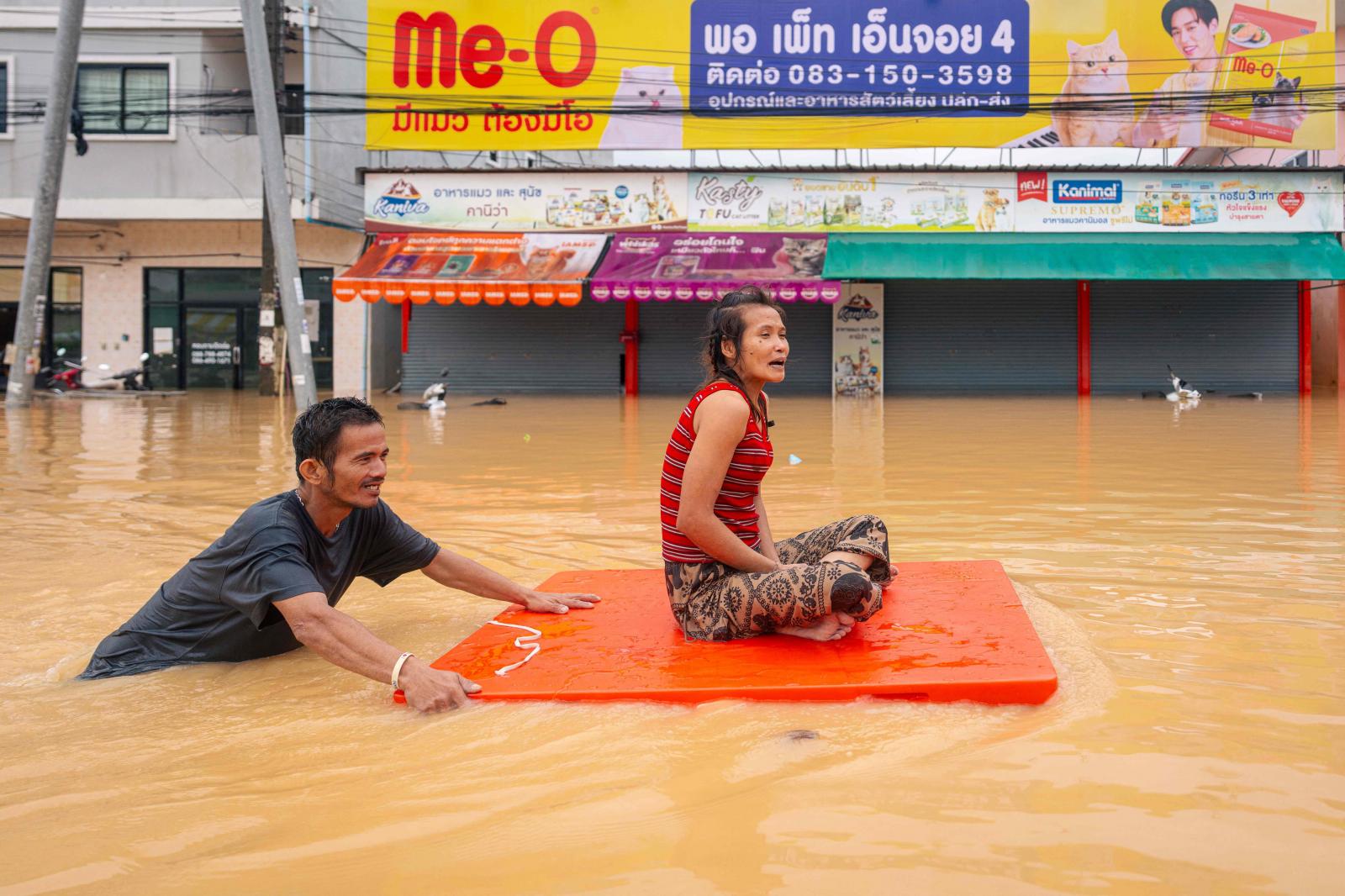 El sur de Tailandia lucha contra unas inundaciones históricas