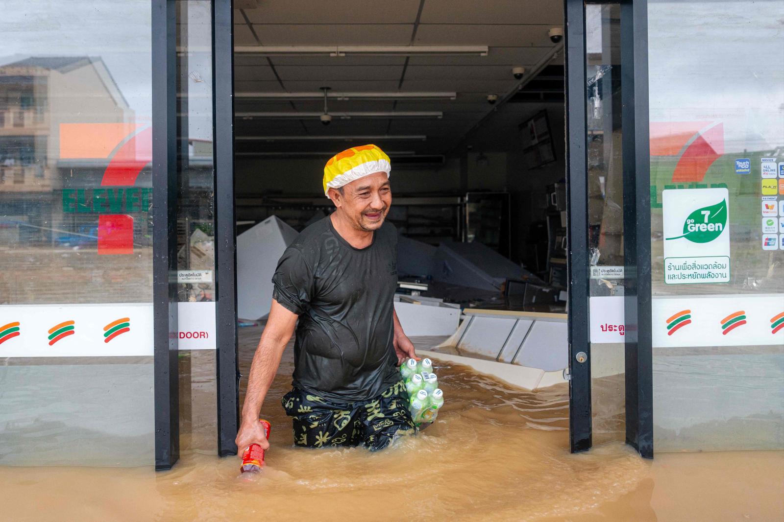 El sur de Tailandia lucha contra unas inundaciones históricas