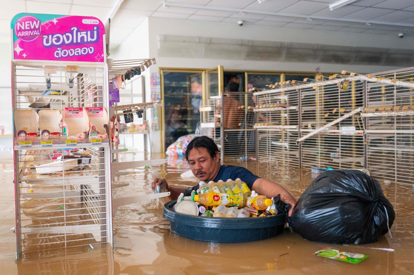 El sur de Tailandia lucha contra unas inundaciones históricas