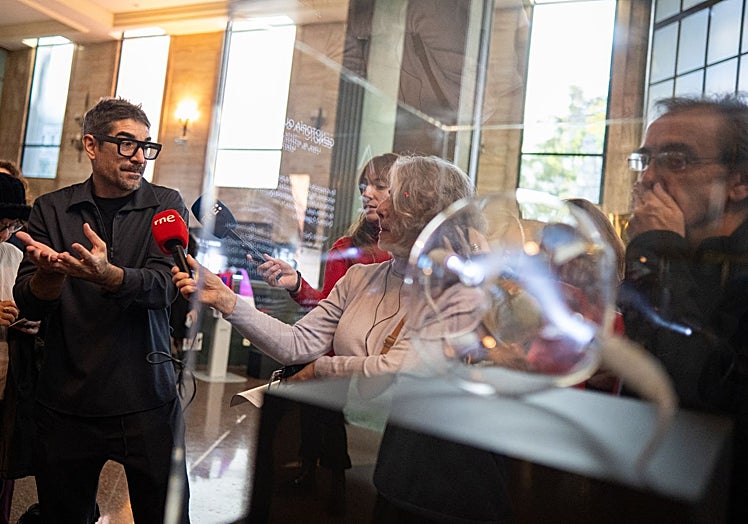 Solimán López ante la burbuja que almacena la copia del 'Quijote 2.0' en una molécula de ADN.