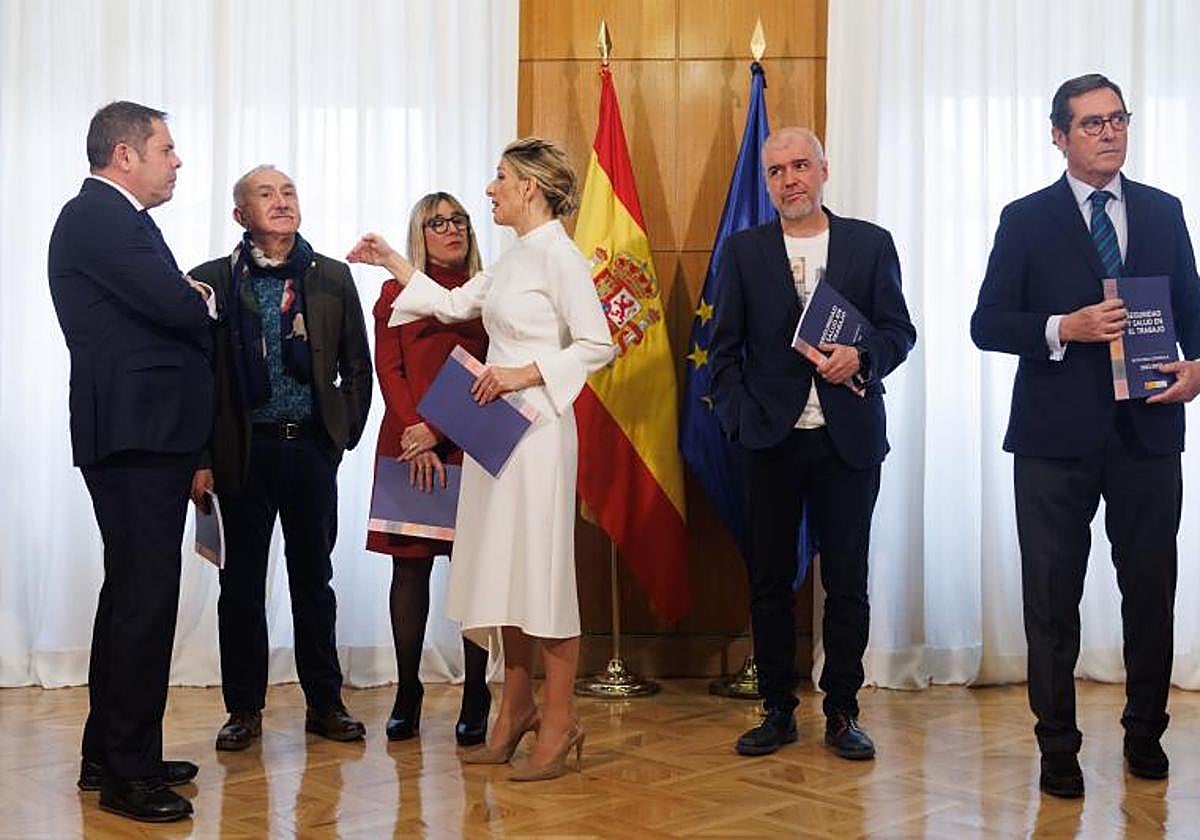 El presidente de CEPYME, Gerardo Cuerva, el secretario general de UGT, Pepe Álvarez, la vicepresidenta segunda y ministra de Trabajo y Economía Social, Yolanda Díaz, el secretario general de CCOO, Unai Sordo, y el presidente de la CEOE, Antonio Garamendi, en una imagen de archivo.