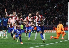 Los jugadores del Atlético celebran el decisivo gol de Giménez.