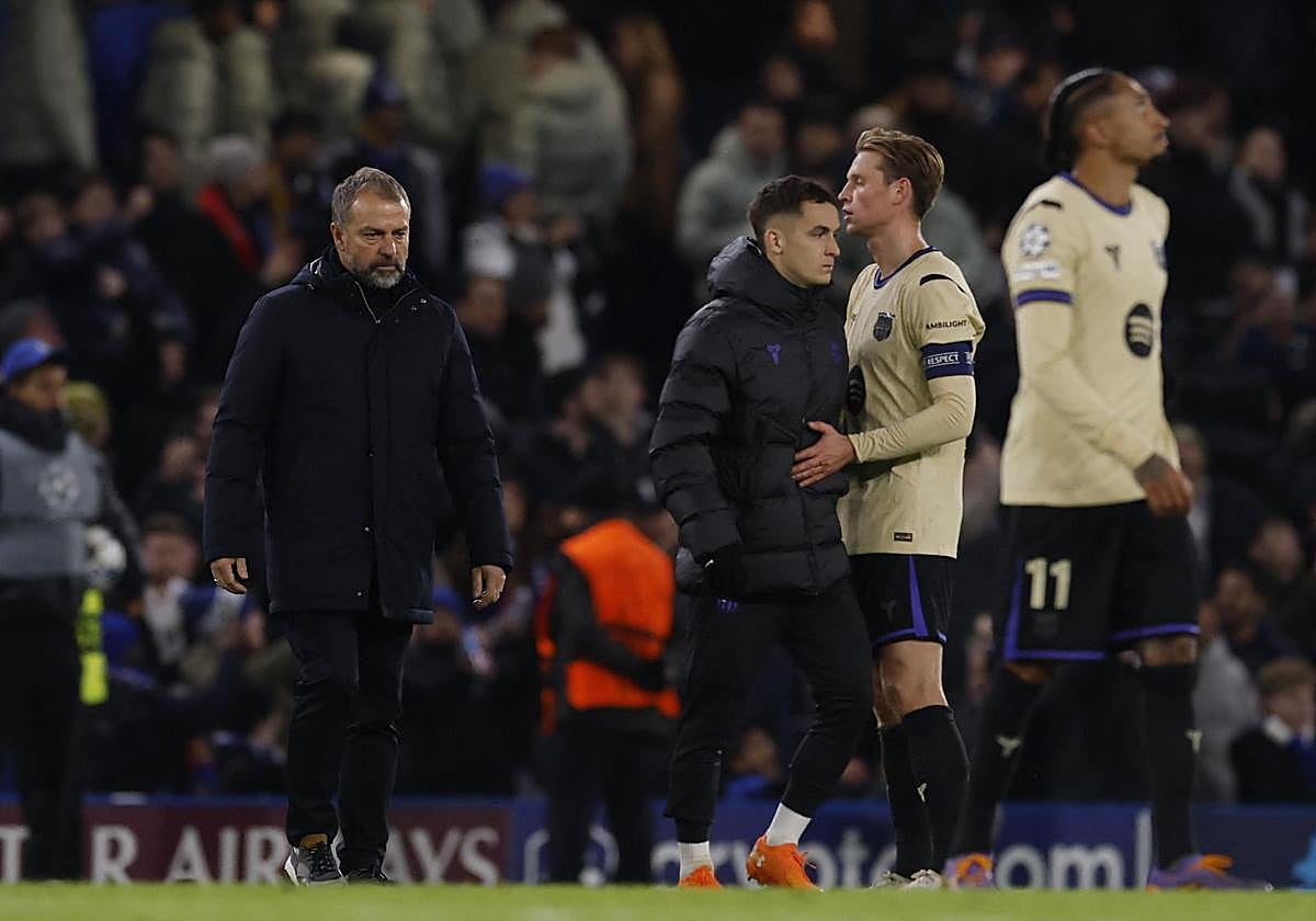 Los jugadores del Barça y Hansi Flick, con caras de circunstancias tras sucumbir en Stamford Bridge.