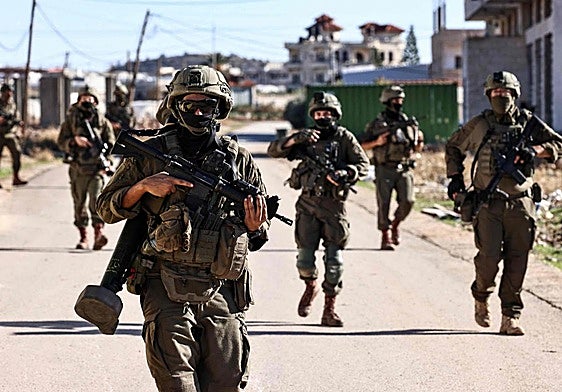 Soldados israelíes patrullan por las calles de la localidad cisjordana de Tubas.