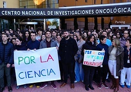 Trabajadores del CNIO concentrados hoy en protesta por el desprestigio de la institución.