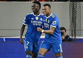 Mbappe y Vinicius celebran el tercer gol del francés.