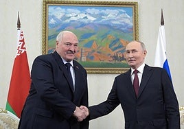 Alexánder Lukashenko y Vladímir Putin, durante su encuentro este viernes en la capital de Kirguistán.