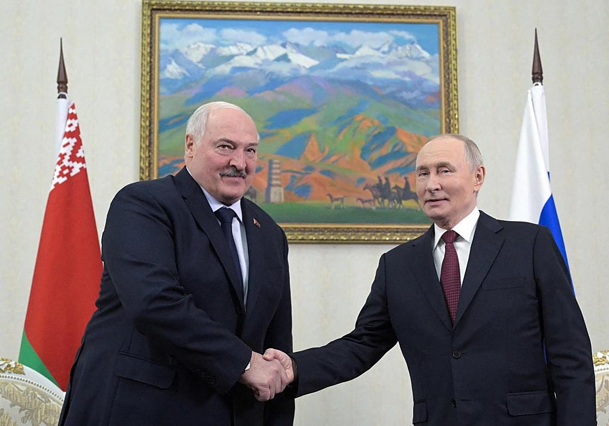 Alexánder Lukashenko y Vladímir Putin, durante su encuentro este viernes en la capital de Kirguistán.