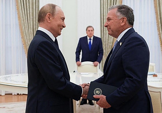 Vladímir Putin y el enviado de Trump, Steve Witkoff, se estrechan la mano durante su encuentro en Moscú el pasado agosto.