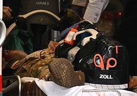 Sanitarios atienden a uno de los soldados heridos en el tiroteo.