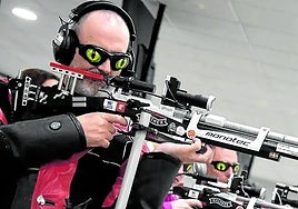 El deportista de Ondarroa, Ager Solabarrieta, en una de sus competiciones de tiro.