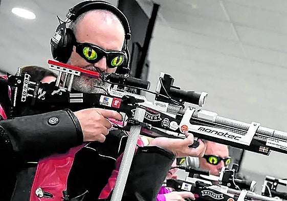 El deportista de Ondarroa, Ager Solabarrieta, en una de sus competiciones de tiro.