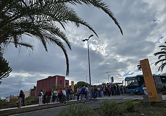 Alumnado en los alrededores de los edificios ante la amenaza de bomba.