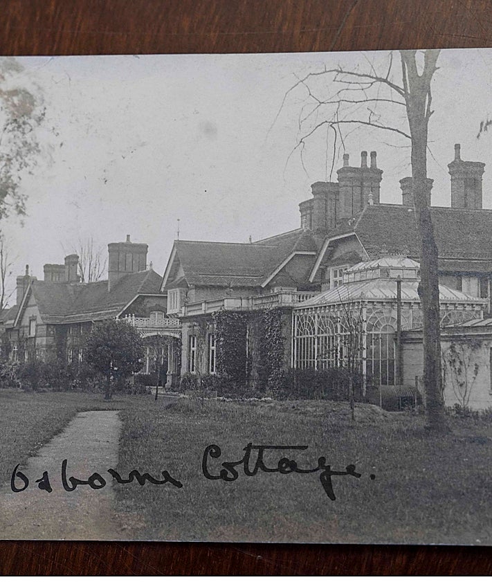 Imagen secundaria 2 - Algunas de las postales enviadas por Ena; arriba una ilustración de una escena de caza, a la que la princesa era aficionada; en el medio, una foto de ella en un carruaje junto a su madre, la princesa Beatriz; sobre estas líneas, Osborn House, en la isla de Wight, donde Ena pasaba los veranos.