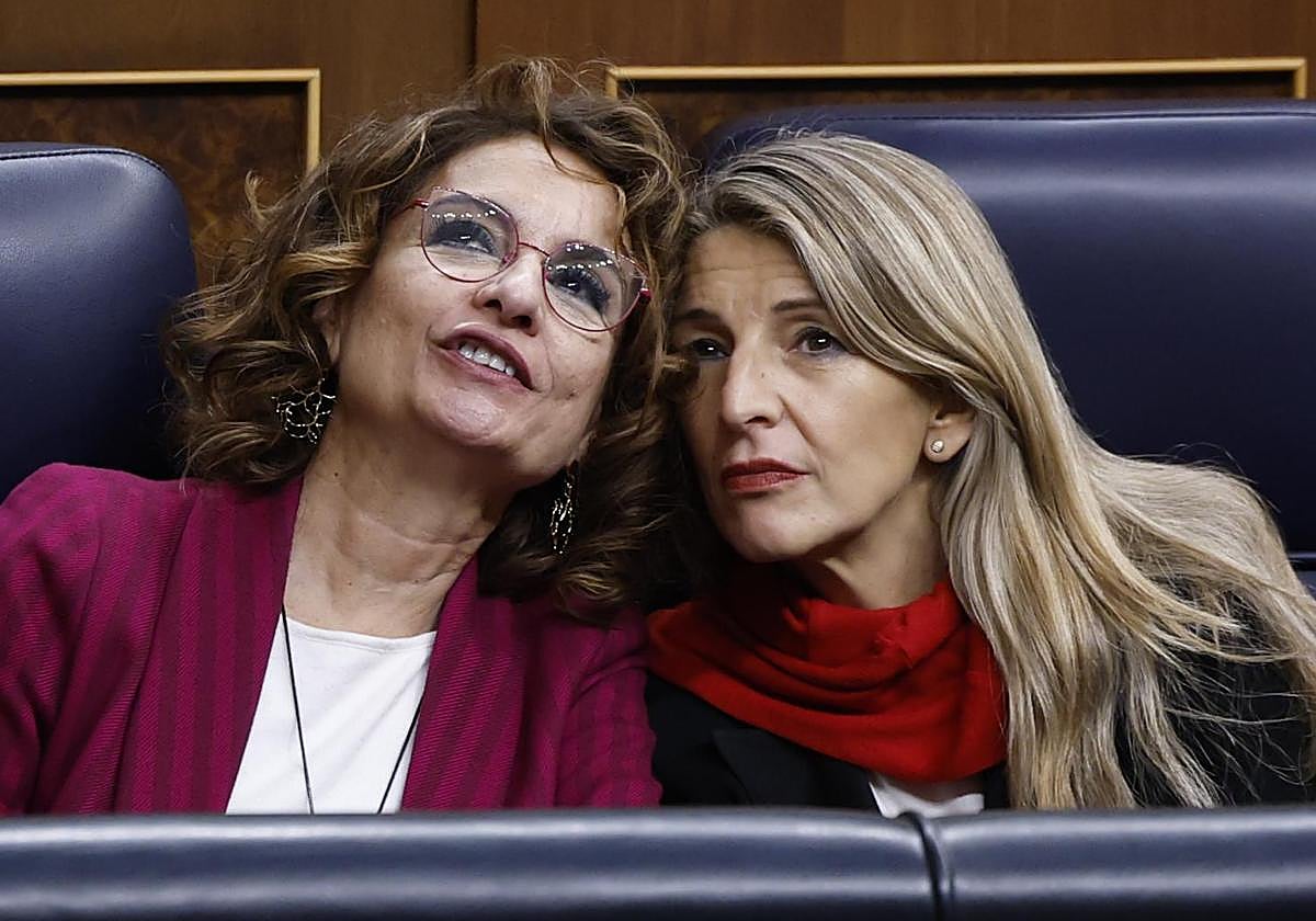 Las vicepresidentas María Jesús Montero y Yolanda Díaz durante el plenod e este jueves en el Congreso.
