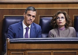 El presidente del Gobierno, Pedro Sánchez, junto a la vicepresidenta primera y ministra de Hacienda, María Jesús Montero.