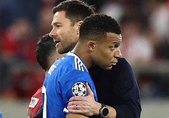 Xabi Alonso abraza a Mbappé tras el póker del francés que le dio la victoria al Real Madrid frente a Olympiacos.