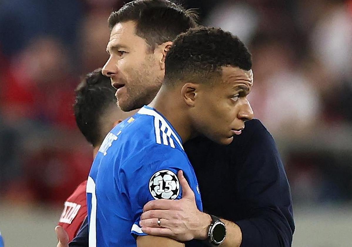 Xabi Alonso abraza a Mbappé tras el póker del francés que le dio la victoria al Real Madrid frente a Olympiacos.