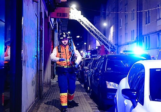 Un bombero sale este jueves del portal de A Coruña donde falleció un hombre por un incendio.