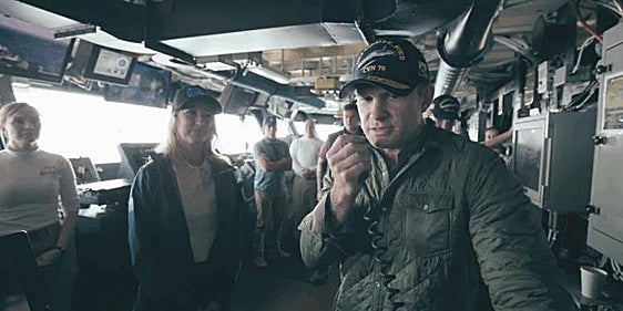 Pete Hegseth habla con las tropas en el portaaviones 'USS Gerald Ford' estacionado frente a Venezuela.