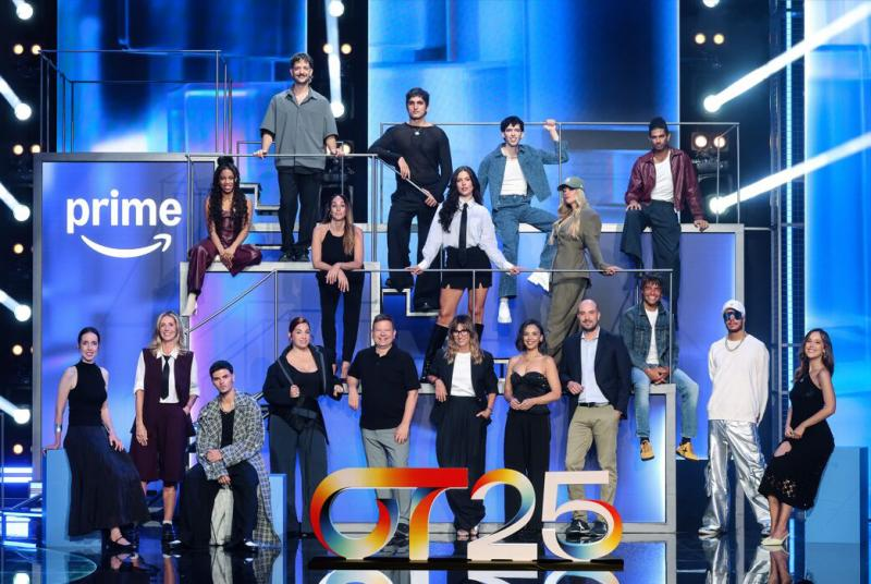 Noemí Galera y Chenoa, en el centro, junto al resto de responsables de ´Operación Triunfo