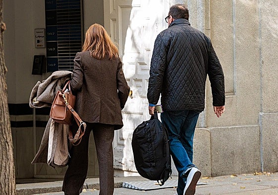 El exasesor Koldo García y su abogada Leticia de la Hoz a su llegada ayer al Tribunal Supremo.