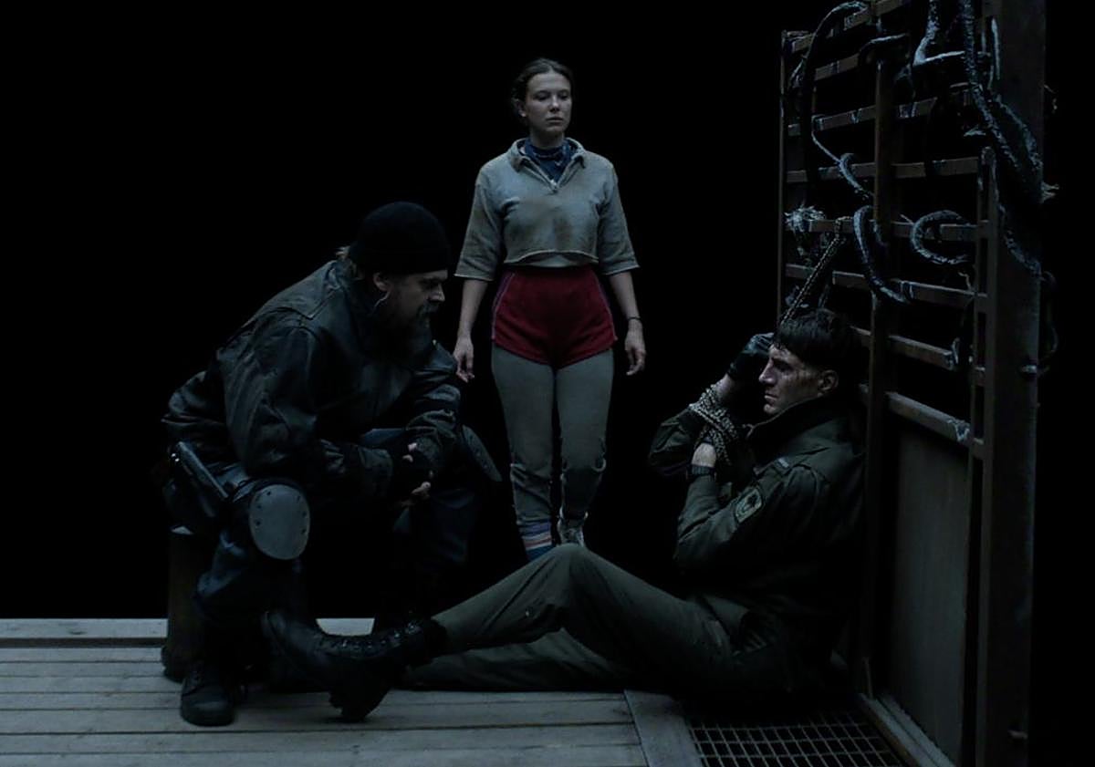 Imagen principal - Arriba, Jim y Once, torturando a un militar; debajo, Vecna y Will.