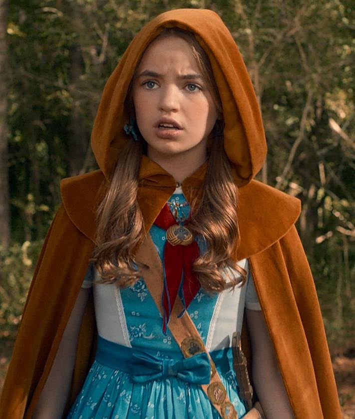 Imagen secundaria 2 - Arriba, planes y más planes, la ficción está llena de ellos; debajo, Linda Hamilton y Tinsley Price, que en esta temporada es uno de los pilares sobre los que pivota la ficción.