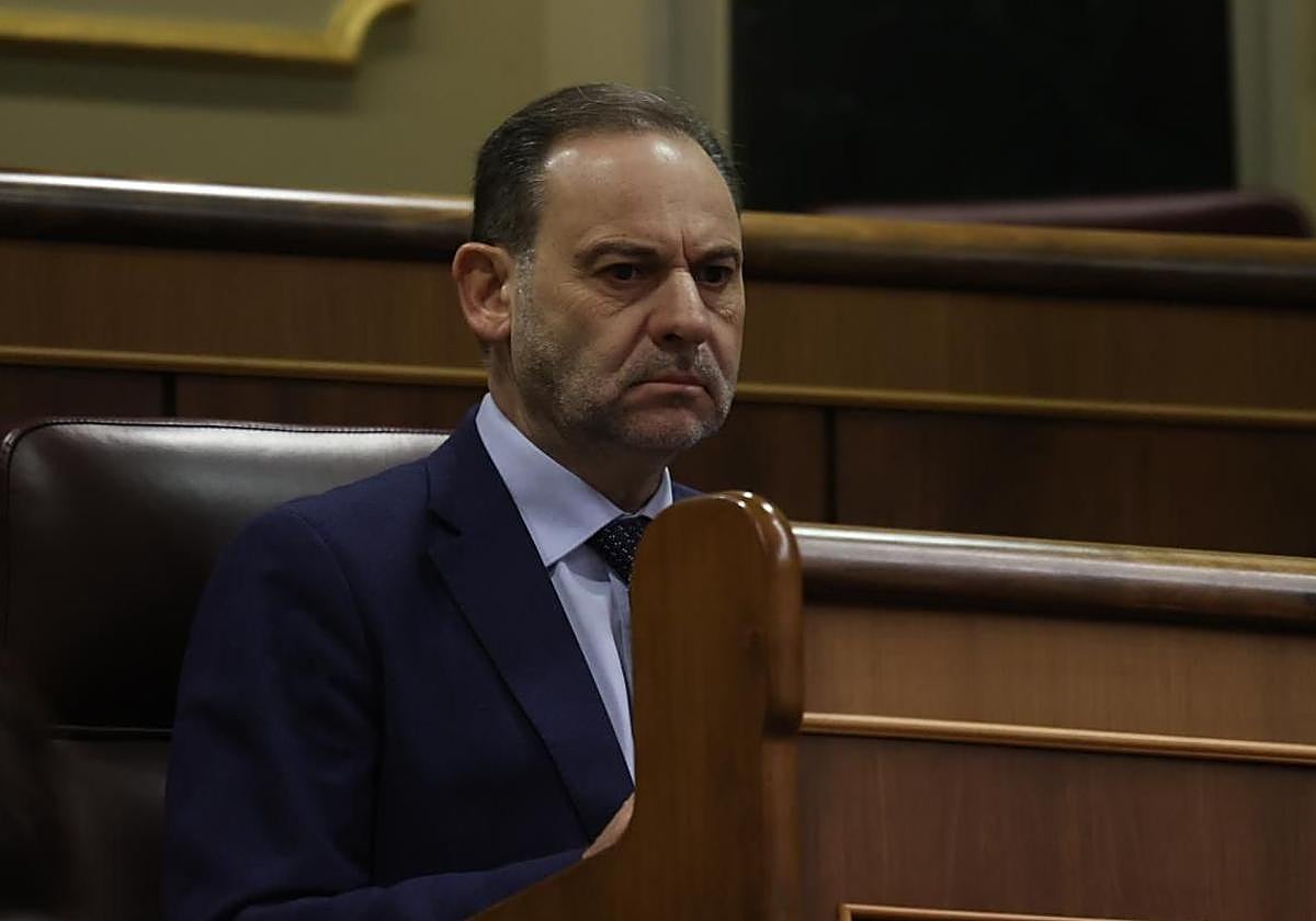 José Luis Ábalos ocupa su escaño en el Congreso.