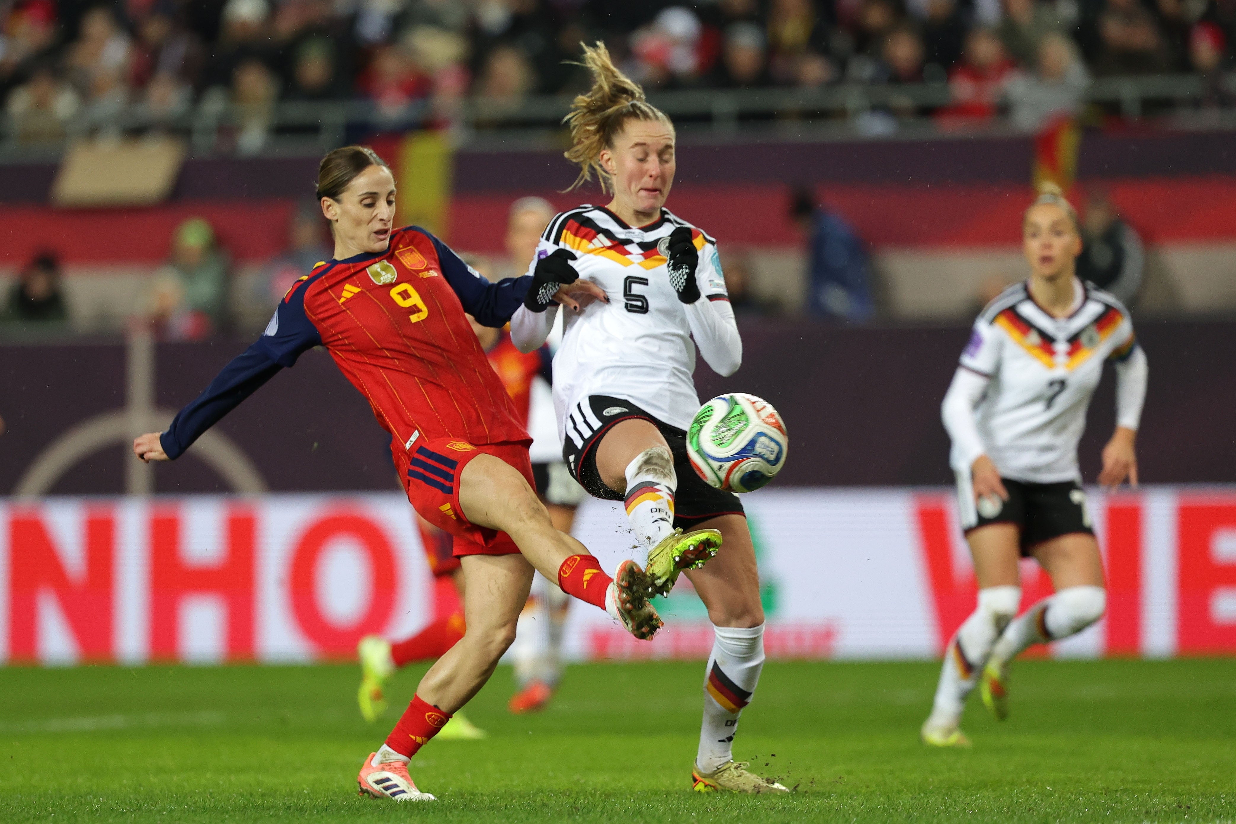 Esther González tuvo la mejor ocasión española con un remate al palo.