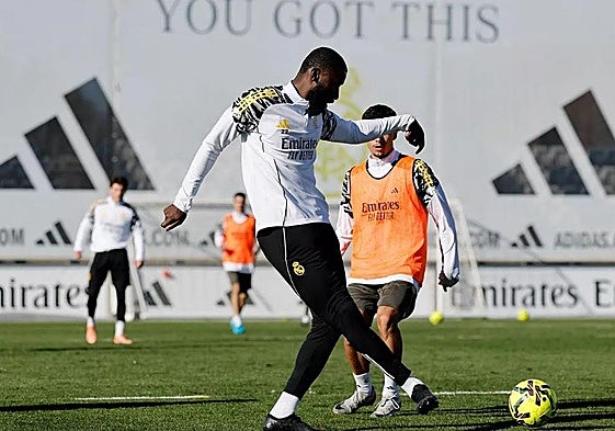 Rüdiger golpea el balón durante el entrenamiento de este viernes en Valdebebas.