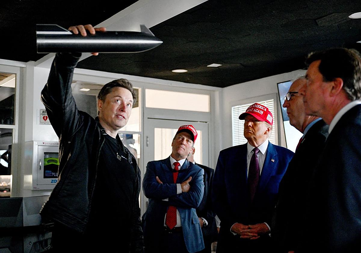 Donald Trump atiende las explicaciones de Elon Musk sobre la Starship, su cohete gigante.