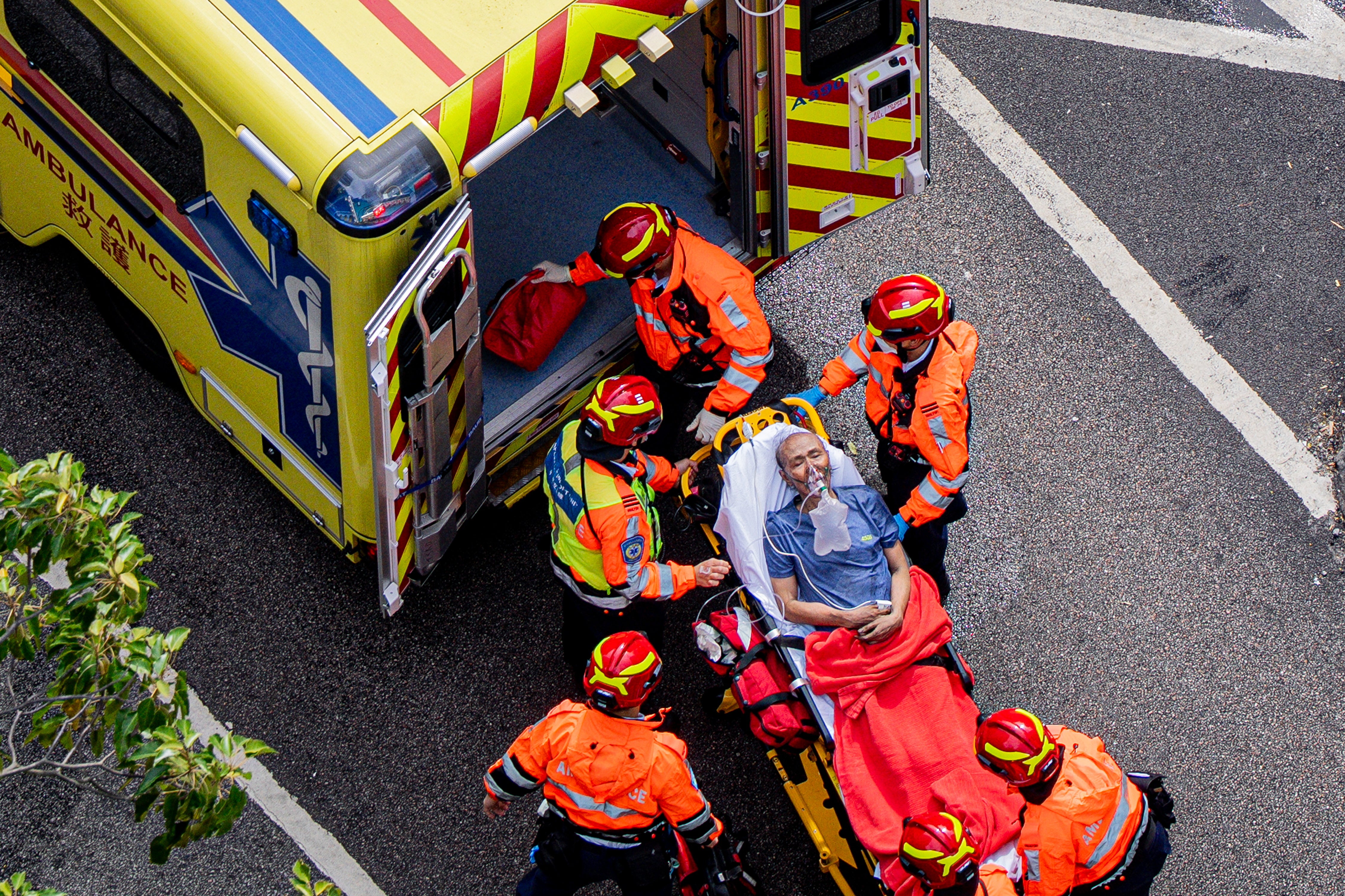 Imagen secundaria 2 - Los afectados por el incendio fueron atendidos en refugios de emergencia.