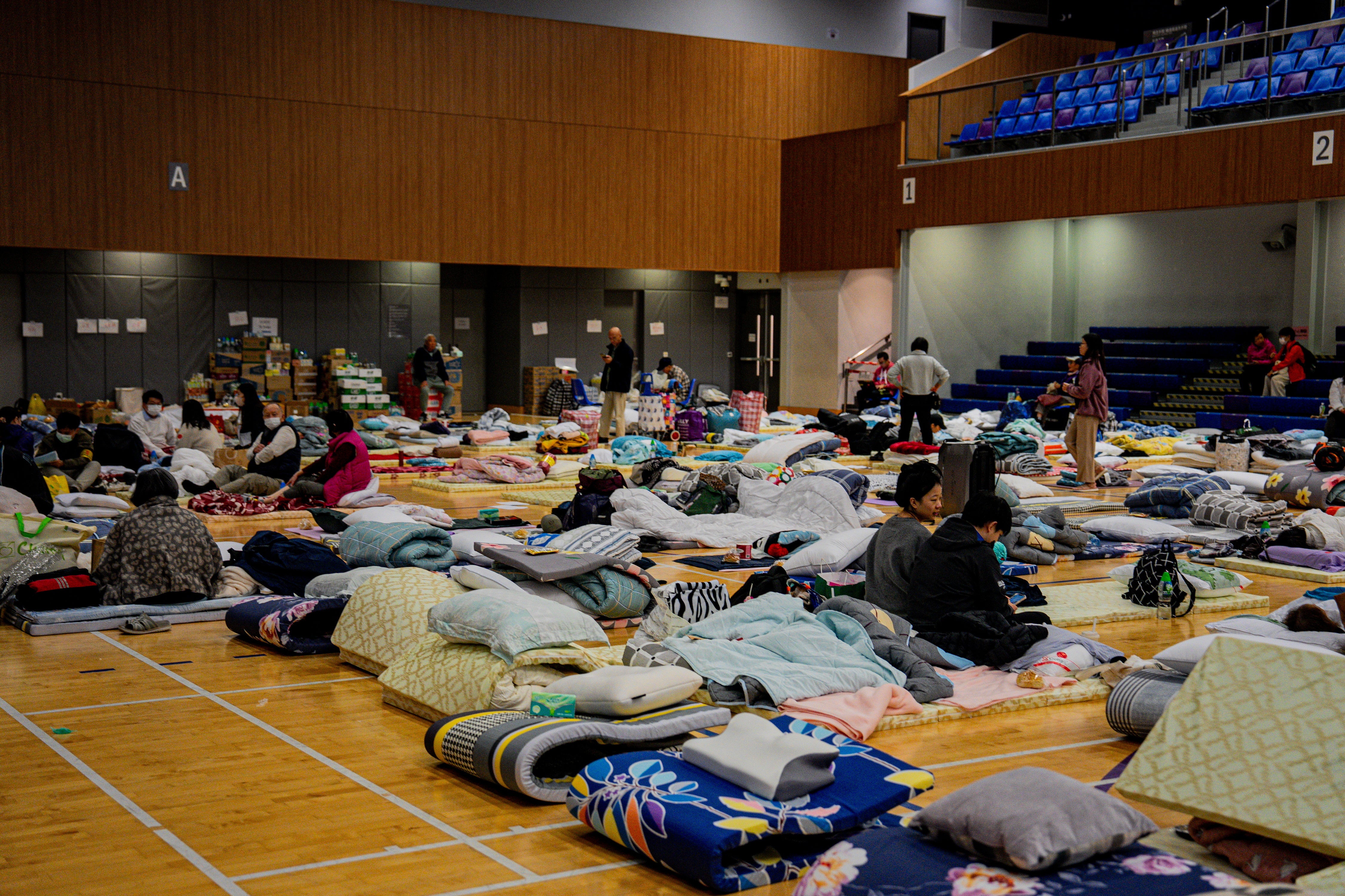 Imagen secundaria 1 - Los afectados por el incendio fueron atendidos en refugios de emergencia.