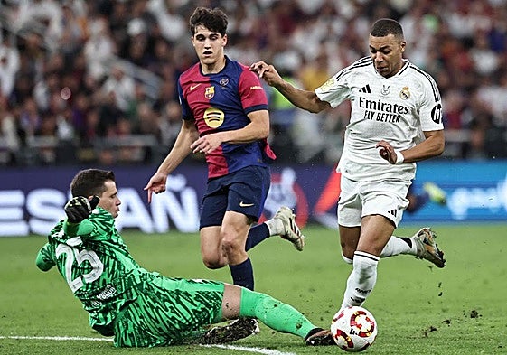 Szczesny derriba a Mbappé durante un clásico de la pasada temporada.