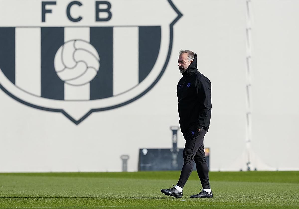 Hansi Flick during Barcelona's training session ahead of the Alavés match.