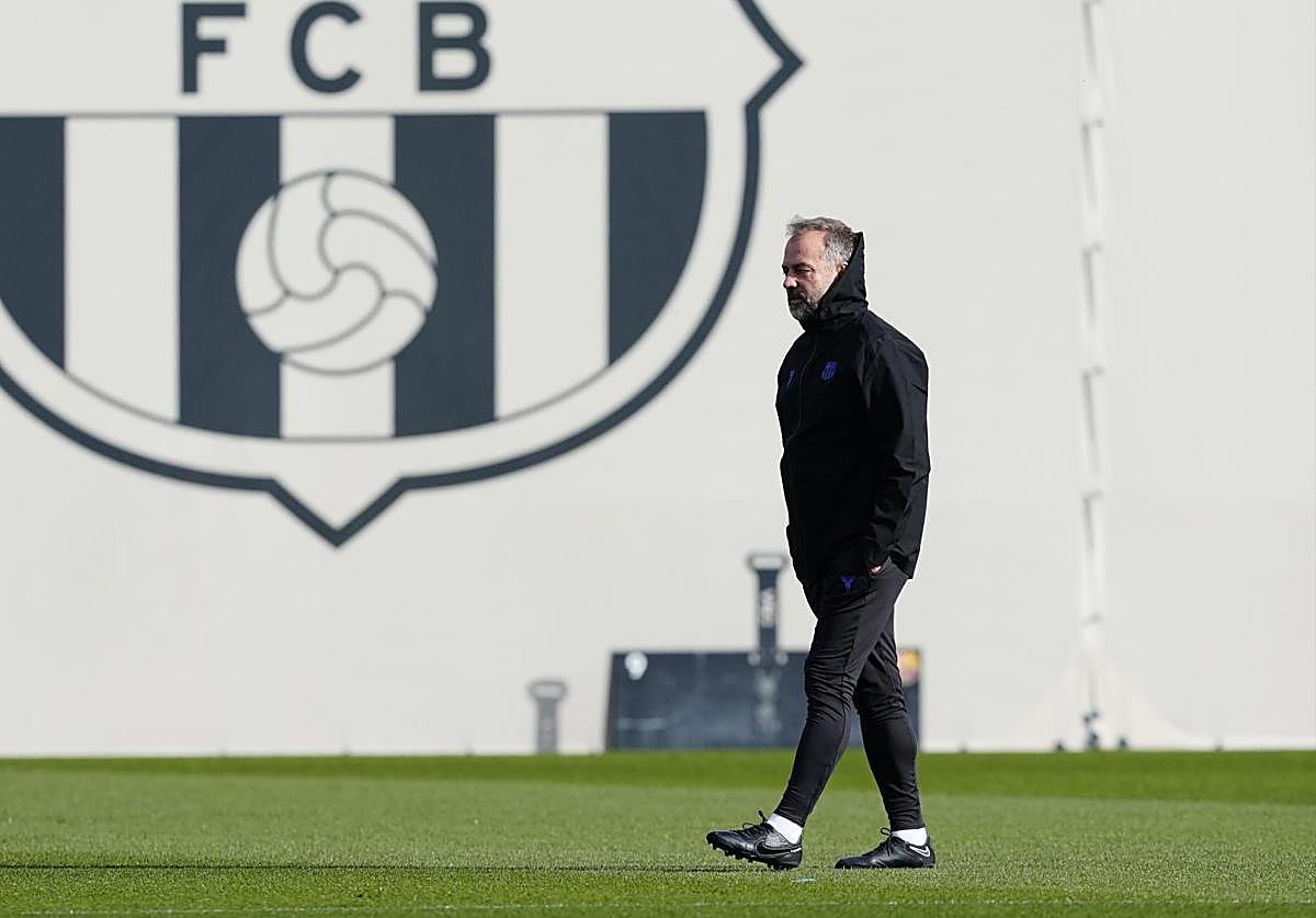 Hansi Flick, durante el entrenamiento del Barça previo al Alavés.
