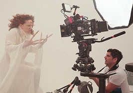 Ana Polvorosa y Eduardo Casanova, durante el rodaje de 'Silencio'.