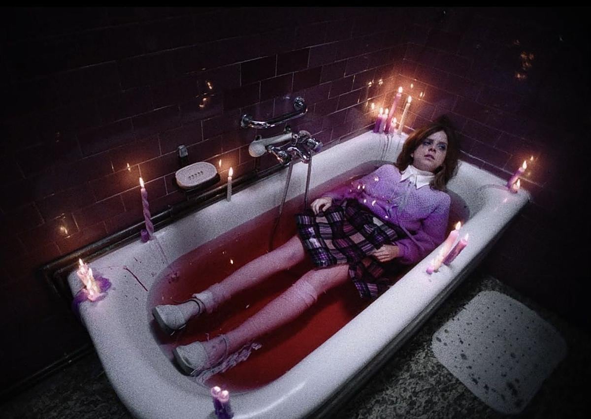 Imagen secundaria 1 - Tres fotogramas de la ficción.