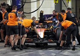 Los mecánicos trabajan en el monoplaza de Oscar Piastri.