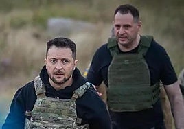 Yermak camina detrás de Zelenski en una visita al frente.