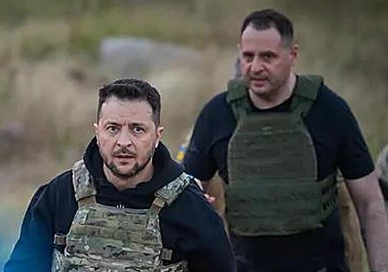 Yermak camina detrás de Zelenski en una visita al frente.